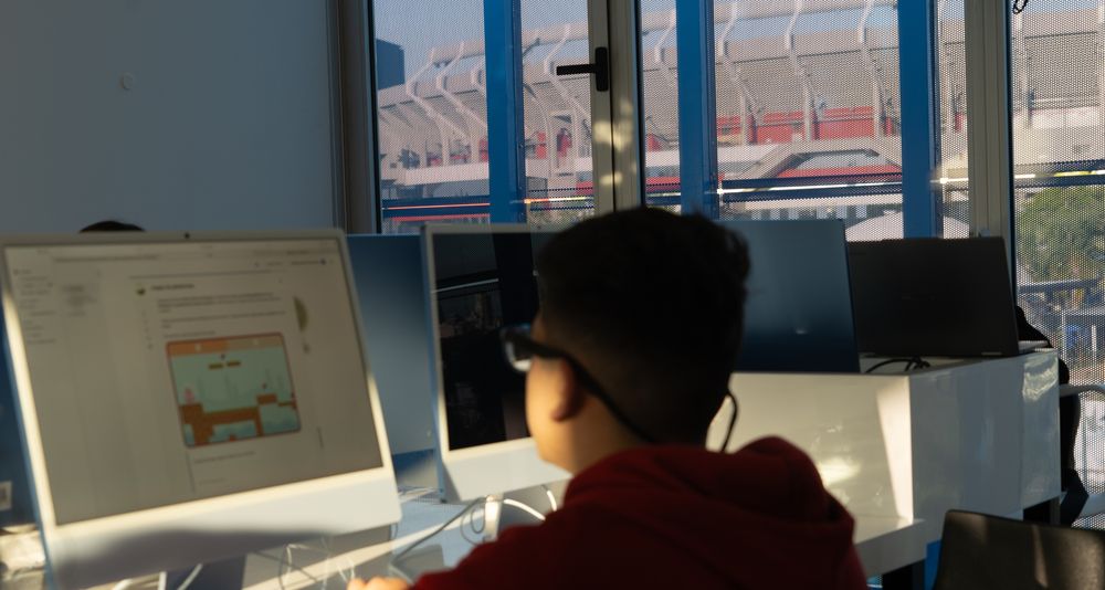 Los estudiantes tienen entre 12 y 18 años. Los estudiantes tienen entre 12 y 18 años.