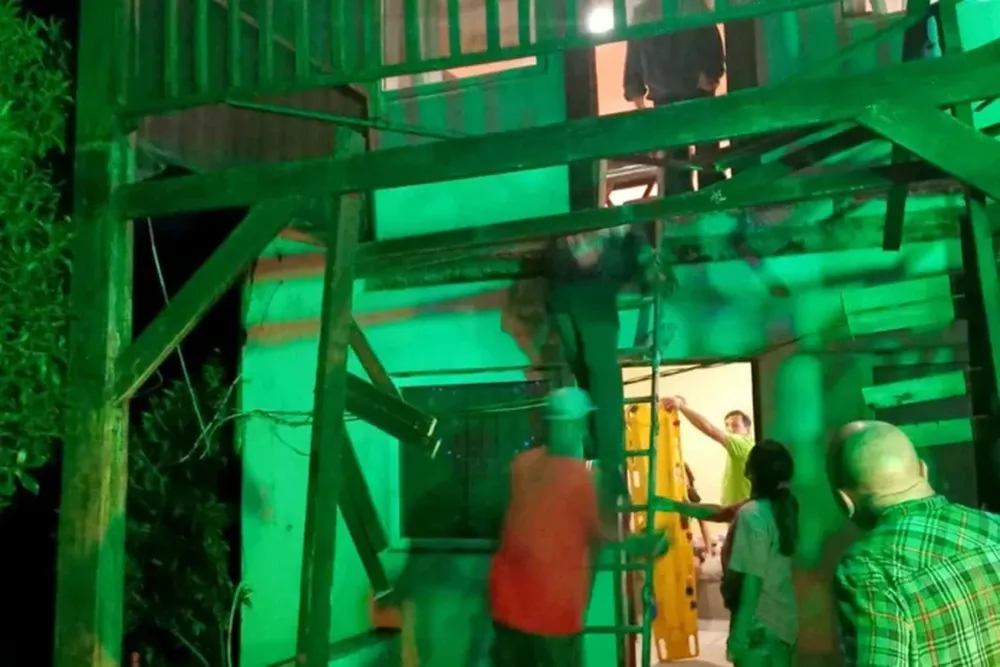 Personal trabajando en el balcón afectado. (quedigital.com.ar)