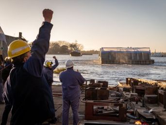 Un grupo de trabajadores en el puerto.
