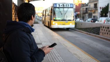 Un colectivo circulando por Buenos Aires.