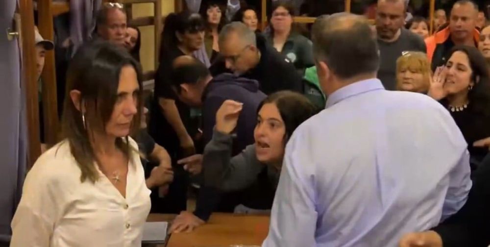 La concejala Clarisa Armando, a la izquierda, es agredida en el recinto del HCD de Villa Gesell.