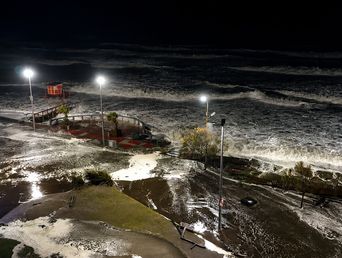 El mar embravecido se tragó la costanera en Monte Hermoso. El mar embravecido se tragó la costanera en Monte Hermoso.