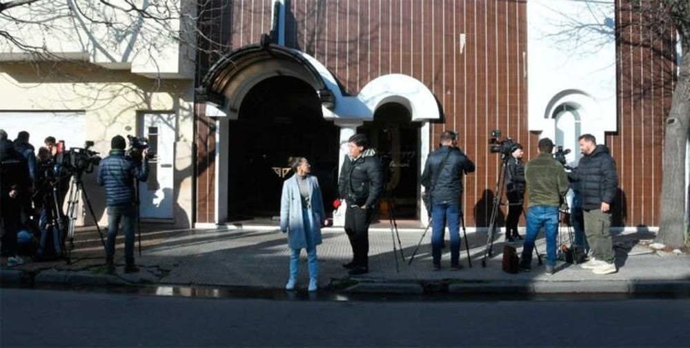 El periodismo en la puerta de la casa velatoria donde despiden los restos de “Locomotora” Oliveras. (El Litoral)