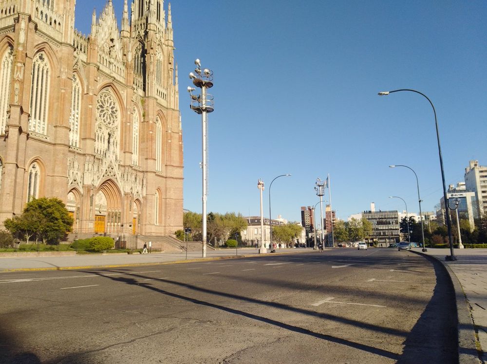 Fotografía de La Plata casi sin tránsito, en una calle principal