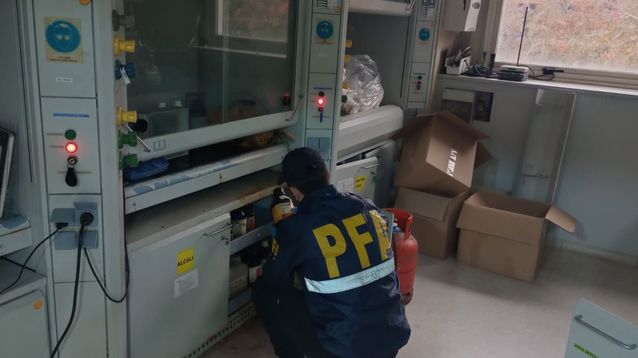 Un agente de la PFA durante un procedimiento en el marco de la causa por el fentanilo contaminado.&nbsp;