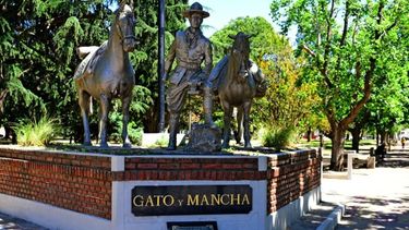 Monumento a Gato, Mancha y Aimé Félix Tschiffely en la Plaza Colón de Ayacucho. (Turismo Ayacucho)