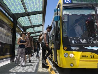 Pasajeros suibiendo a un colectivo. Pasajeros suibiendo a un colectivo.