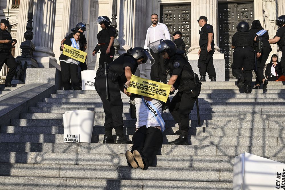 Los activistas de Greenpeace fueron detenidos por averiguación de delito.