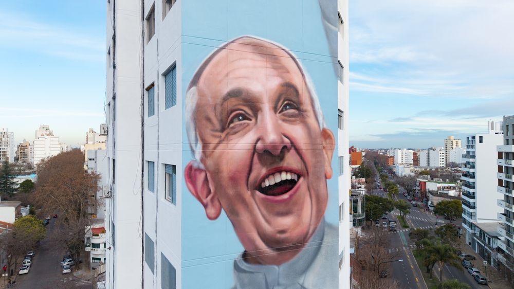 La sonrisa de Francisco, inmortalizada por Ron en el centro platense. La sonrisa de Francisco, inmortalizada por Ron en el centro platense.
