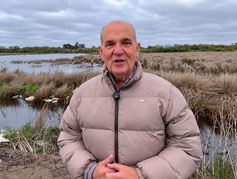 El intendente de Pehuajó, Pablo Zurro, en los terrenos donde se levantará la nueva reserva ecológica.