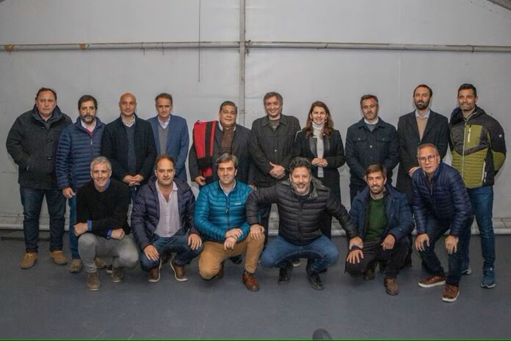 Mario Ishii, que convocó el encuentro, en una foto de archivo junto a intendentes de la Primera Sección.