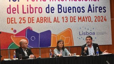 El Director General de Cultura y Educación bonaerense, Alberto Sileoni, junto a la escritora Claudia Piñeiro y al presidente de la Cámara Argentina del Libro, Juan Pampín.