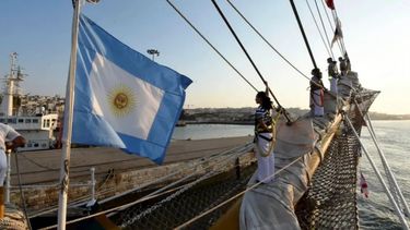 La Armada Argentina invita a 15 personas a navegar junto a la Fragata Libertad.