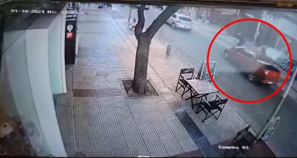 El ciclista perseguido por la camioneta en la calle Alsina. (Captura de video)