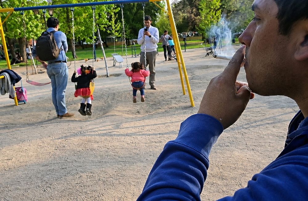 Impulsan una ley en la Legislatura para prohibir fumar en plazas, parques y otros espacios públicos.