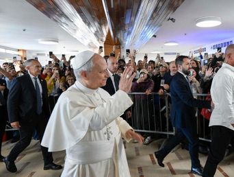 El papa León XIV, al ingresar este martes en el Policlínico Gemelli.