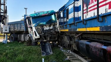 El choque de un camión con un tren se dio en el paso a nivel de la Ruta 51, a la altura de la localidad bonaerense de San Jacinto.&nbsp;