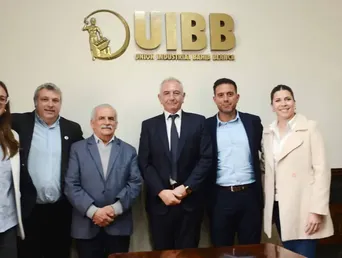Los jefes comunales del sur bonaerense con el presidente de la Unión Industrial de Bahía Blanca, Gustavo Elías.&nbsp;