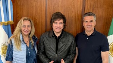 El presidente Javier Milei flanqueado por su hermana Karina y el gobernador Leandro Zdero.&nbsp;