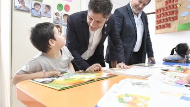 El gobernador bonaerense Axel Kicillof visitó este martes la Escuela de Educación Especial N°5 del municipio de Pergamino.