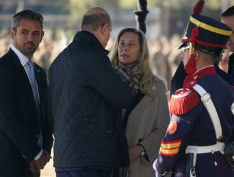 Karina con Sturzenegger, en la puerta de la Casa Rosada.&nbsp;