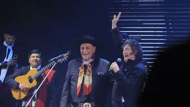 Milei canta con el Chaqueño Palavecino en Jesús María.&nbsp;