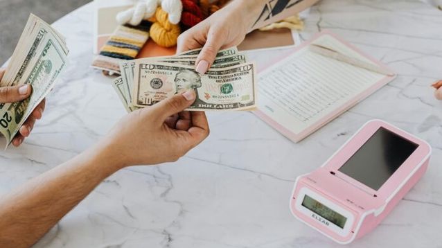 Un pago en dólares. (Kaboompics.com)