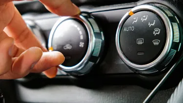 Aunque parezca increíble, no todos sabemos usar bien el aire acondicionado de un auto.