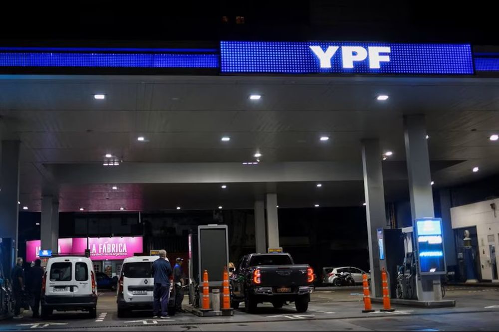 Una estación de servicio de la petrolera estatal YPF.