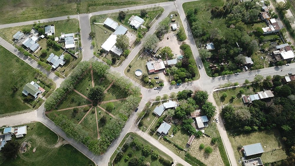 Vista aérea de Crotto y sus diagonales. Vista aérea de Crotto y sus diagonales.