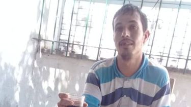 El cuerpo de Alejandro Samuel Rodríguez, de 37 años, quien fue visto por última vez el pasado 6 de mayo en La Plata, fue encontrado este viernes alrededor del mediodía en la zona de Campo Arana, a unos 8 kilómetros de su domicilio. El cuerpo de Alejandro Samuel Rodríguez, de 37 años, quien fue visto por última vez el pasado 6 de mayo en La Plata, fue encontrado este viernes alrededor del mediodía en la zona de Campo Arana, a unos 8 kilómetros de su domicilio.