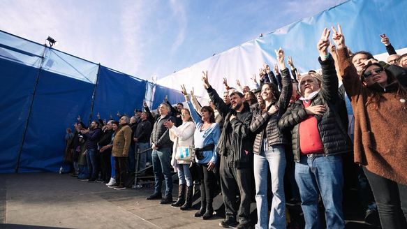 Máximo Kirchner con dirigentes cristinistas, en el palco de Parque Lezama. Máximo Kirchner con dirigentes cristinistas, en el palco de Parque Lezama.