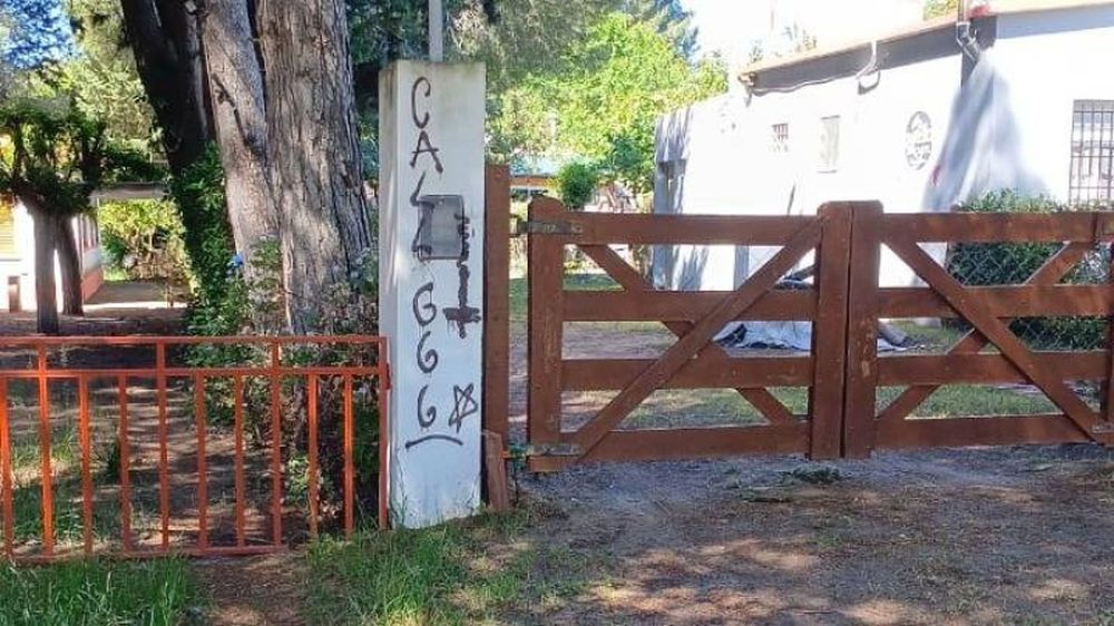 Call 666, una de las pintadas realizadas la noche de Halloween en Pehuén-Có.