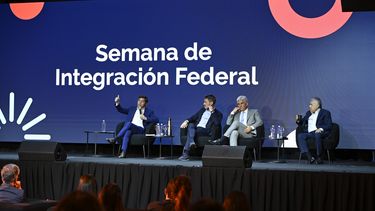 Kicillof, Poggi y Cornejo, con el representante del CFI en la reunión de hoy.&nbsp;