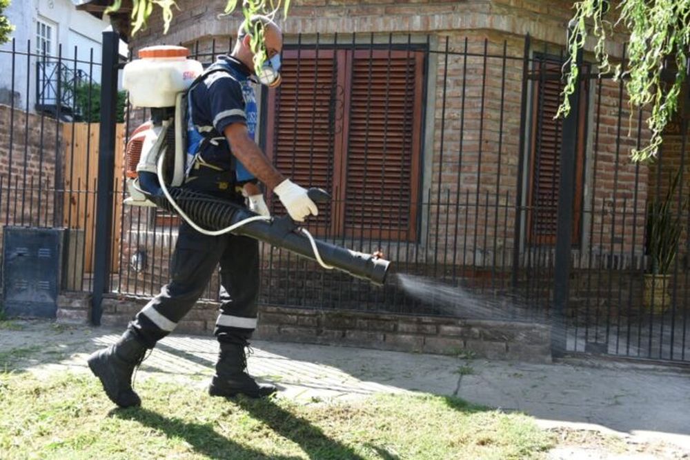 Una persona fumigando contra el dengue. (Archivo)