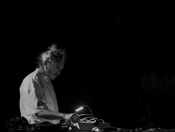 transradio: una experiencia que redefine los limites entre el concierto, el ensayo y el laboratorio transradio: una experiencia que redefine los limites entre el concierto, el ensayo y el laboratorio