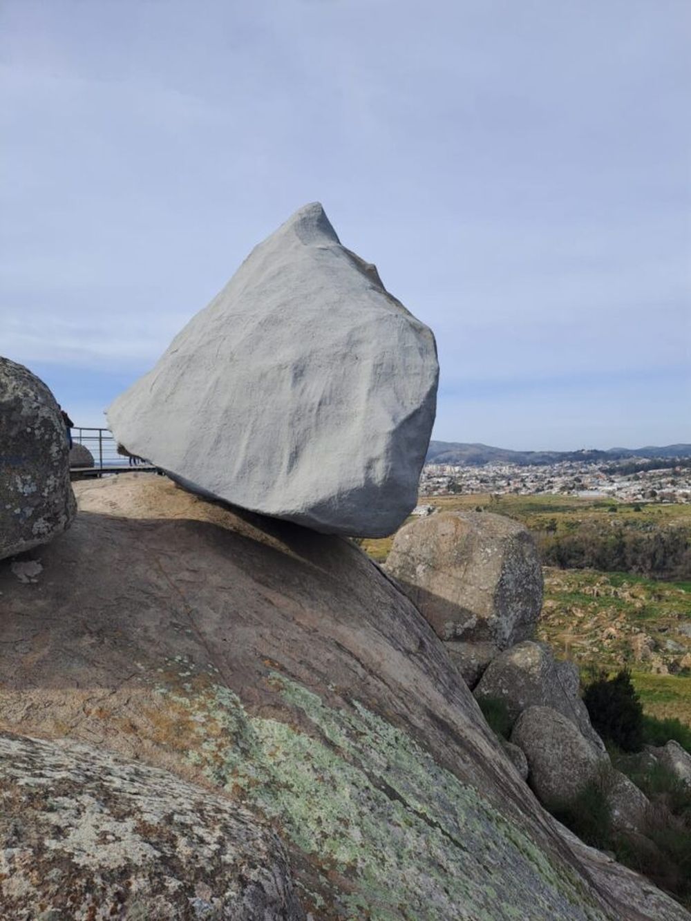 La réplica de la Piedra movediza de Tandil. (Agencia DIB)