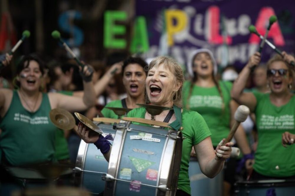 Mujeres participan en una manifestación en el marco de la conmemoración del Día Internacional de la Mujer. (Xinhua)
