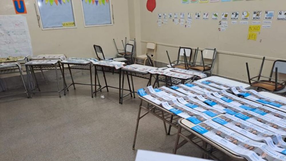 Las boletas electorales en un cuarto de una escuela.