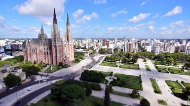 El intendente Julio Alak participó de una reunión clave para que la capital bonaerense reciba el evento de habla hispana más importante del mundo, iniciativa que se realiza en ciudades de España y países de América con el idioma como eje principal. - La Plata -