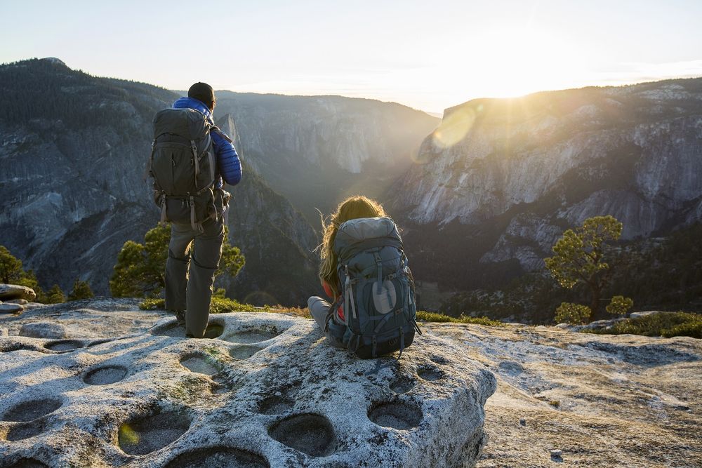 Dos viajeros disfrutando de la naturaleza.&nbsp;&nbsp;