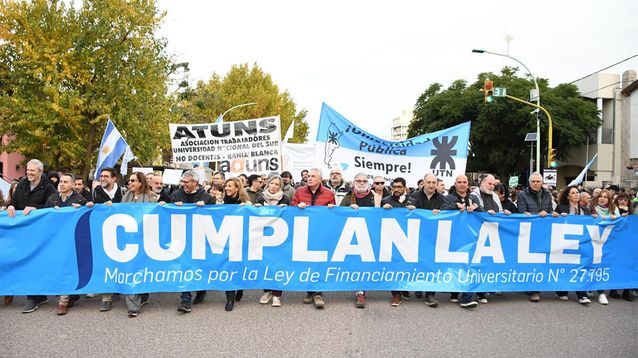 Una multitud marchó en Bahía Blanca en defensa de la educación pública.