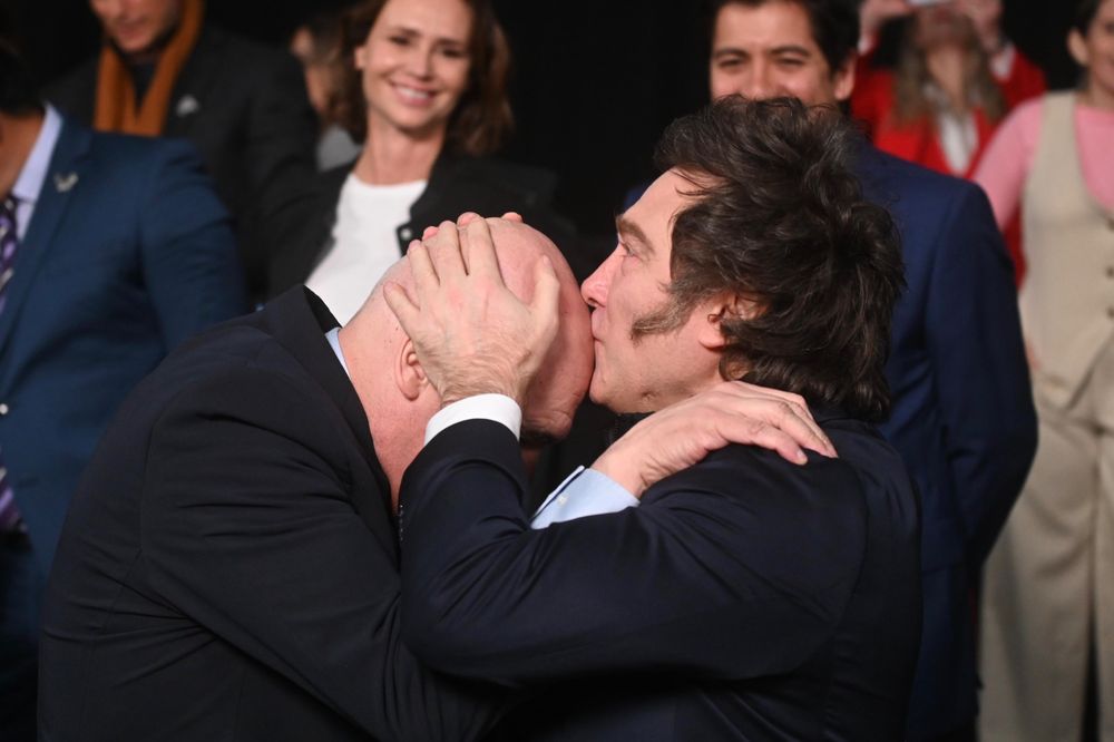 Javier Milei saluda efusivamente a José Luis Espert.&nbsp;