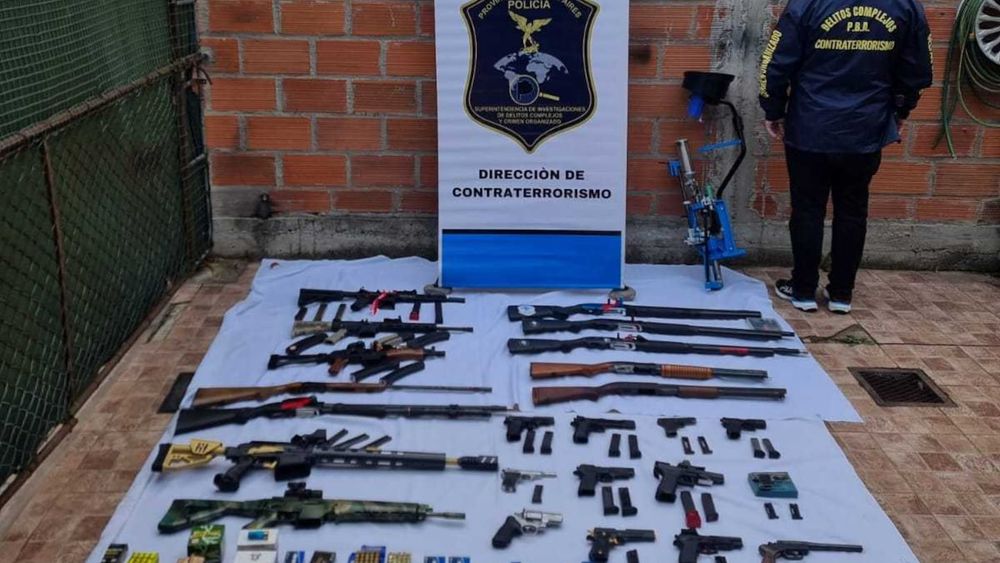 Las armas y balas encontradas en la casa del adolescente. Las armas y balas encontradas en la casa del adolescente.