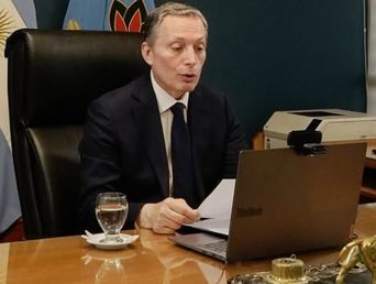 Fernando Gray, en su despacho de la intendencia de Esteban Echeverría. Fernando Gray, en su despacho de la intendencia de Esteban Echeverría.