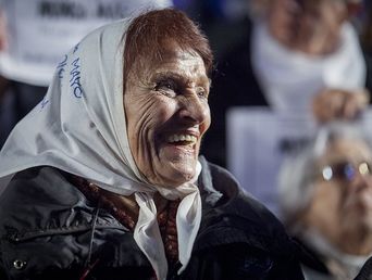 A los 95 años murió Taty Almeida, una referente de Madres de Plaza de Mayo.