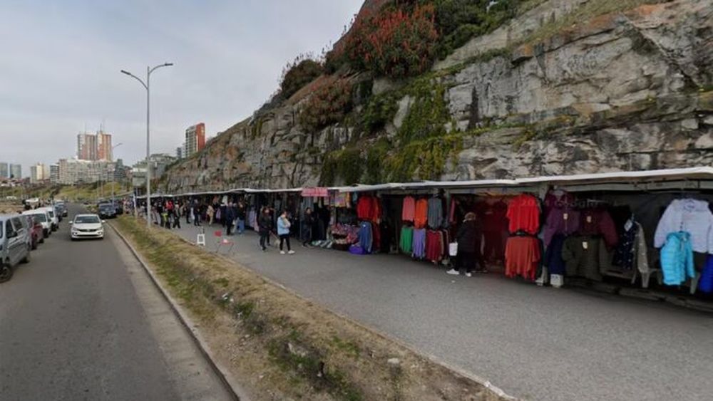 Foto de archivo que muestra el paredón del Paseo de los Artesanos, desde donde cayó el joven.