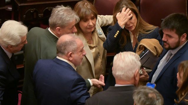 Patricia Bullrich roderada de senadores de LLA.&nbsp;