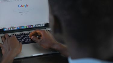 Una persona hace una búsqueda en Google. (cottonbro studio / pexels.com) &nbsp;