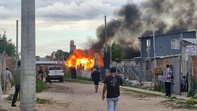 El momento en que los padres enfurecidos prendieron fuego la casa de la familia del chico acusado de abuso.